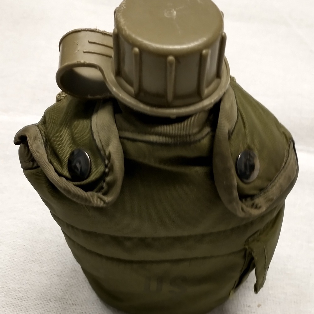 Vintage 1980s US Army Plastic Canteen w/Cover